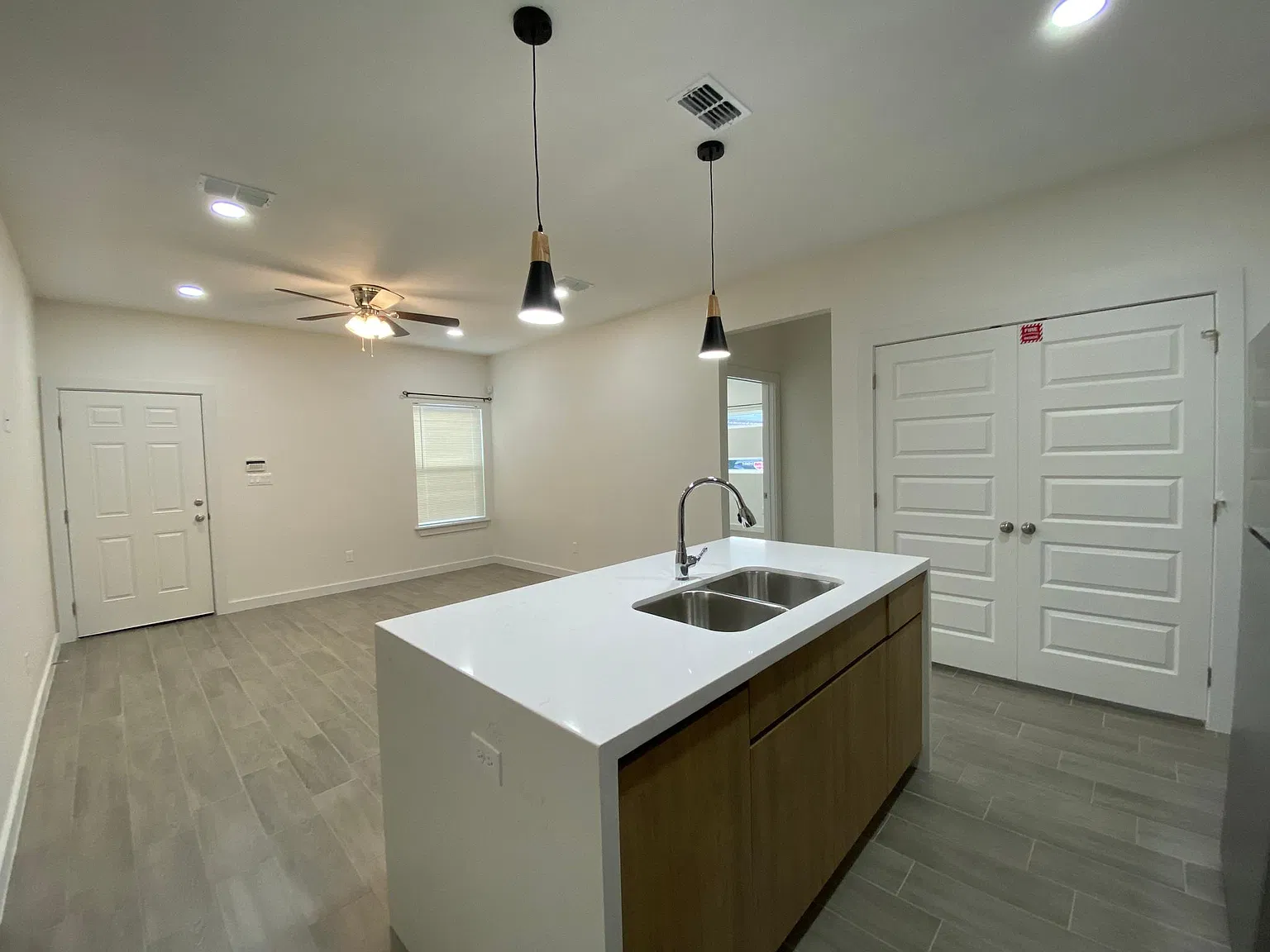 3 bed, 1100 sqft, $1,250 — Photo 3