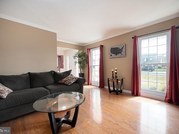 5th image of 218 E Union Dr