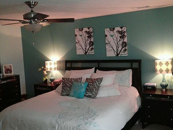 M. bdrm w/ walk-in closet