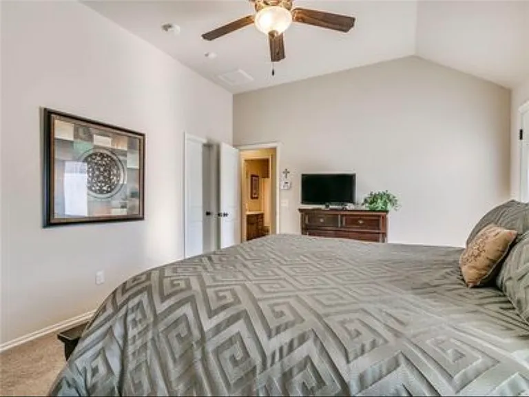 2400 Golden Ln — Photo 15