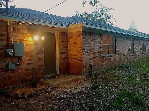4th image of 305 Twin Oaks St