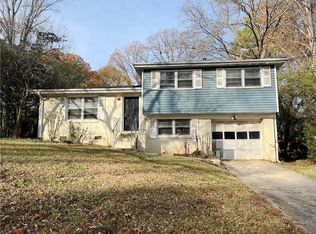 422 Windsor Dr, Forest Park, GA 30297