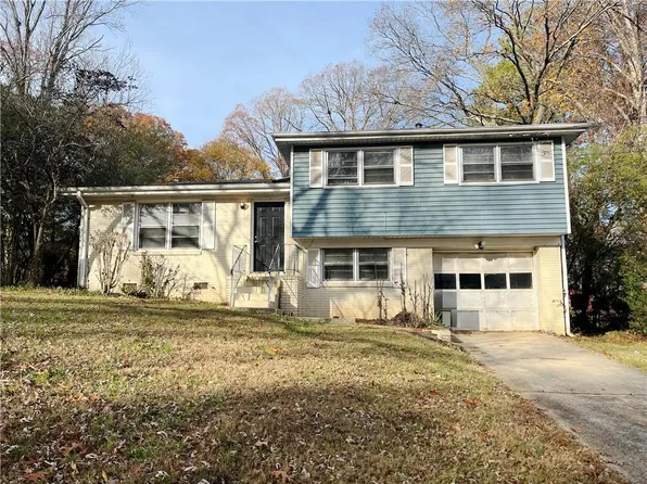 422 Windsor Dr, Forest Park, GA 30297
