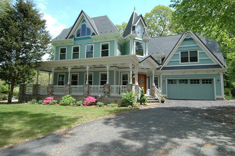 COLONIAL VICTORIAN STYLE WITH LAKE VIEWS