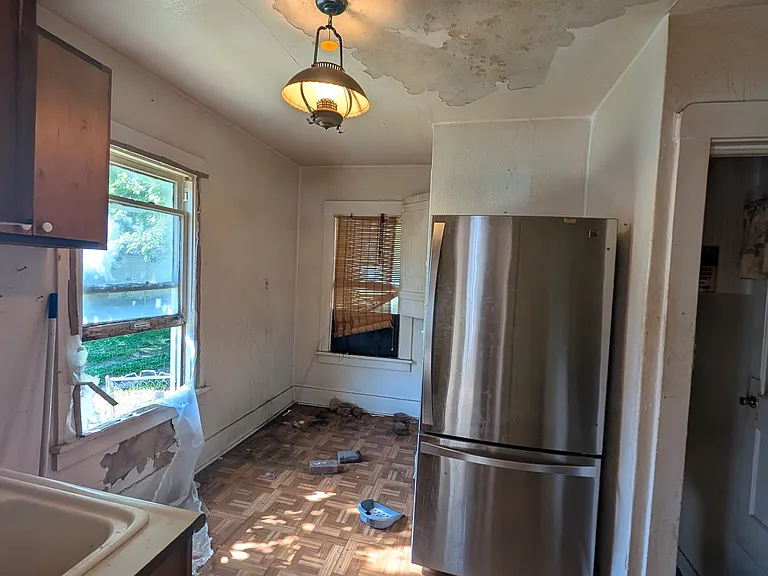 715 W Thrush Ave — Photo 4