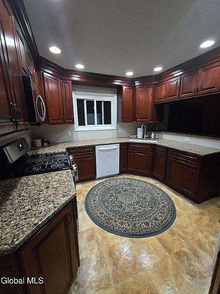5th image of 242 Pinewood Drive