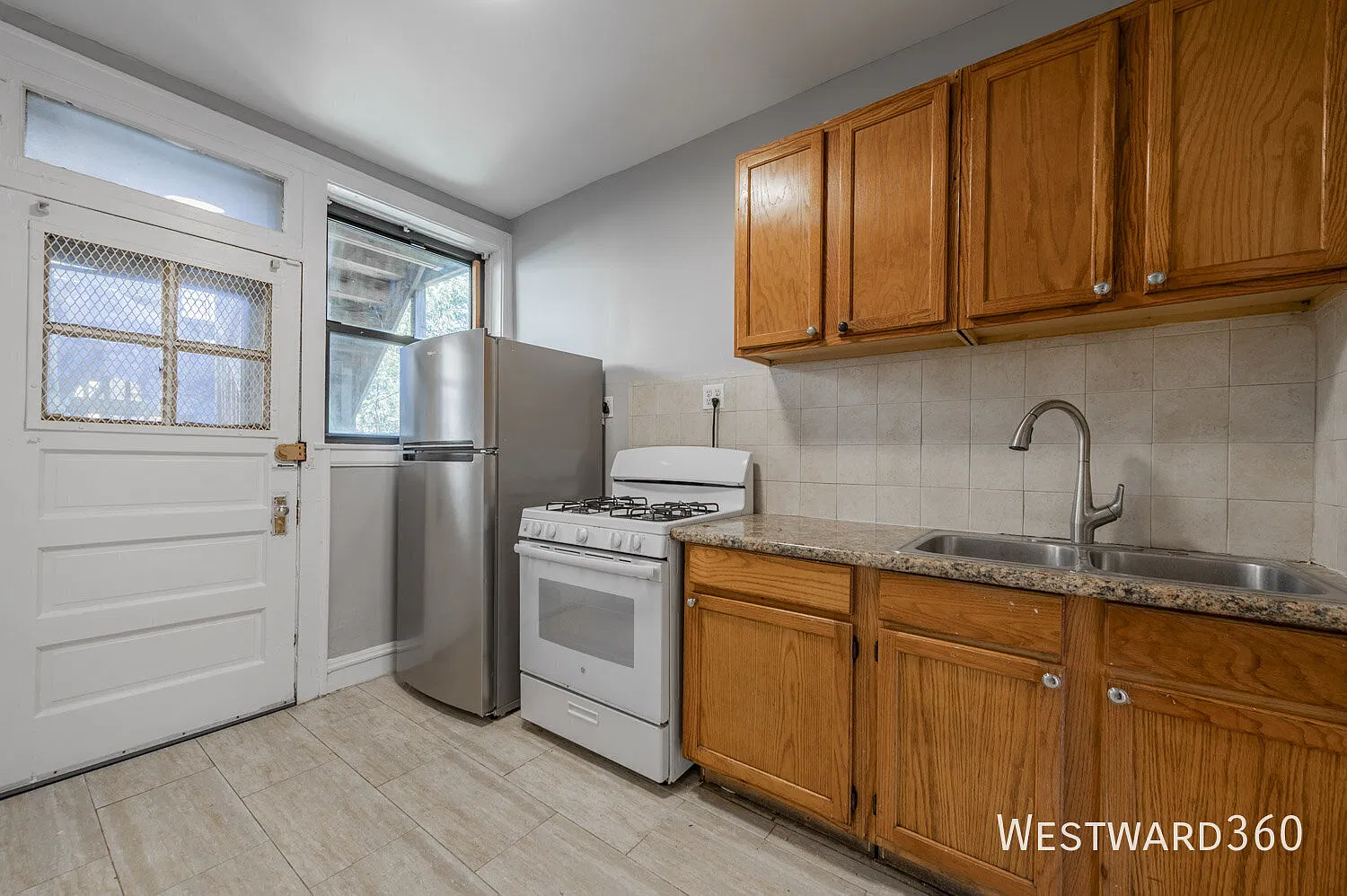 Extra large 1 bed/1bath with separate dining room & living room — Photo 1