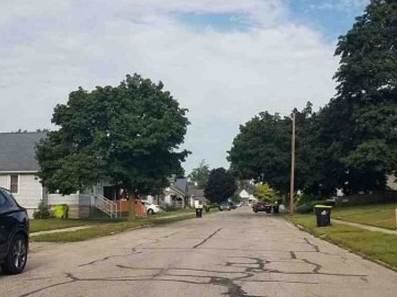 Exterior Neighborhood (street photo)