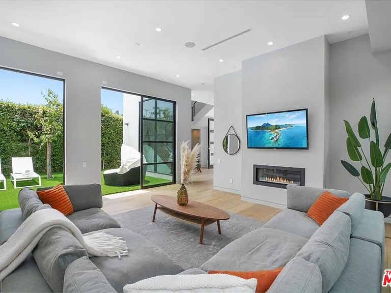 346 N Kings Rd — Photo 10