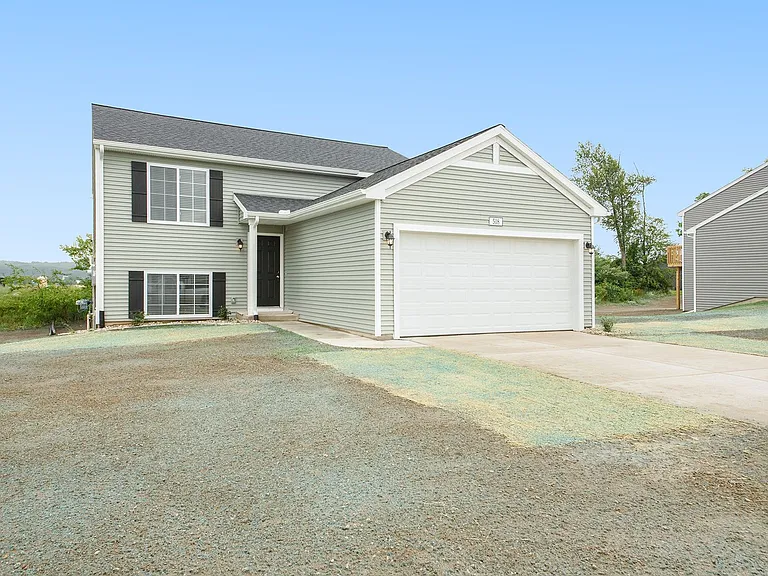 910 Maycroft Rd — Photo 1