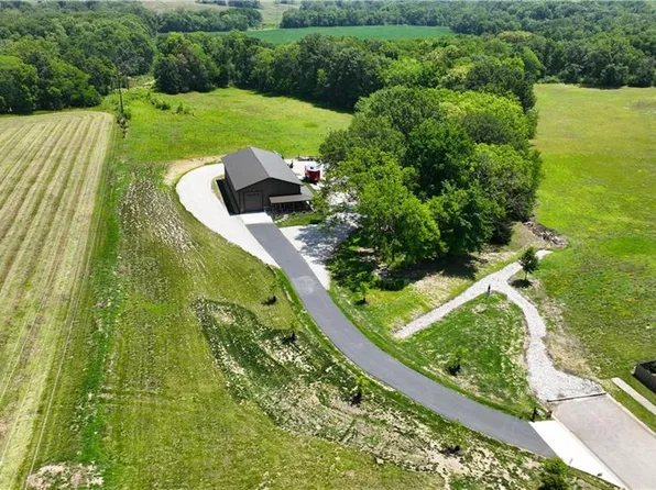 518 Shannon Ave, Smithville, MO 64089
