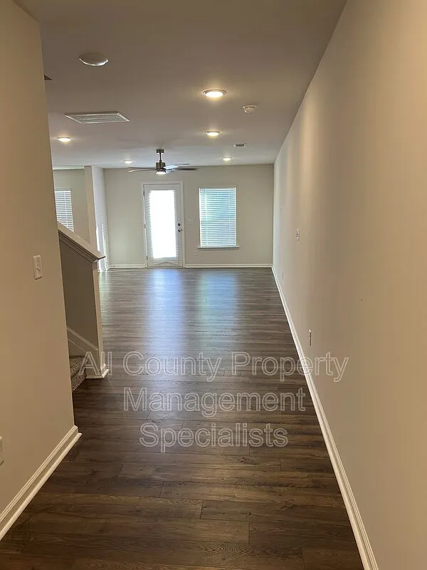 3 bed, 2.5 bath, 1964 sqft, $2,095 — Photo 2