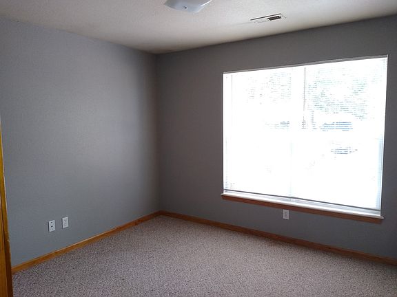 4th image of 1404 Hawthorne Cir #B