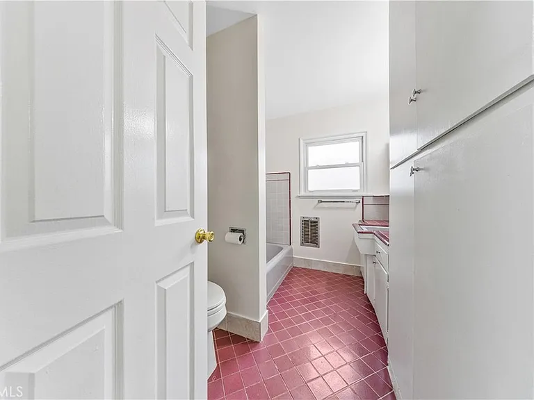 6943 Nagle Ave — Photo 9