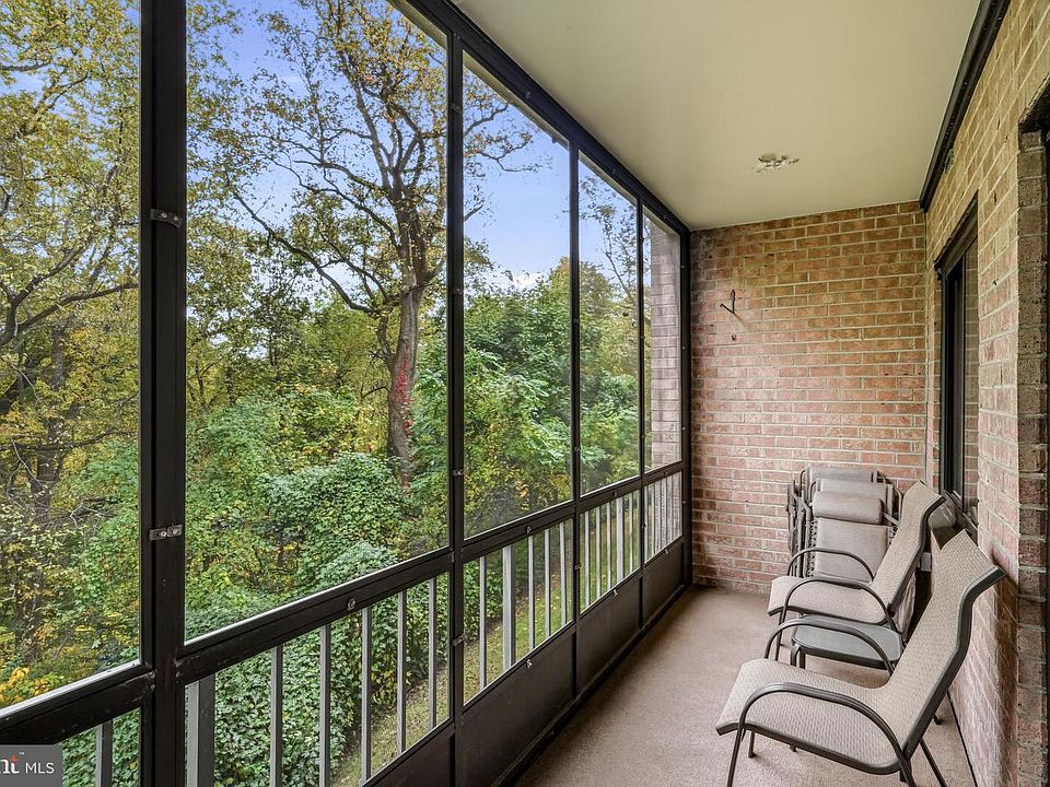 1st image of 1655 Oakwood Dr #206