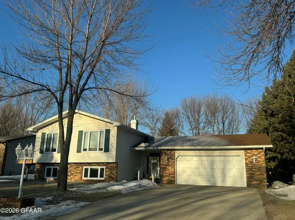 922 James Ave SE, East Grand Forks, MN 56721