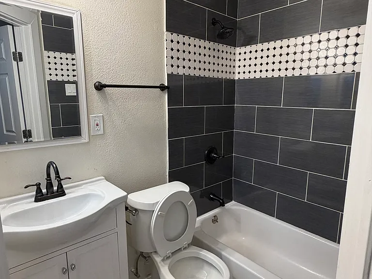 200 E Dewey Pl #6 — Photo 8