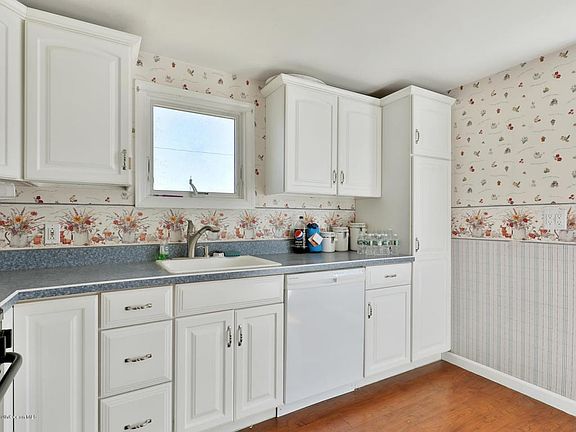 38 Bay Ave North Middletown NJ-large-010