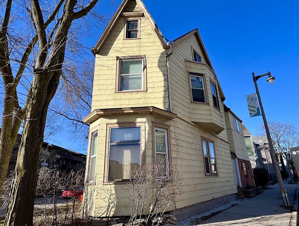 1st image of 2407 North Farwell AVENUE #2409