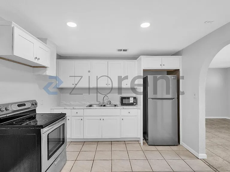 202 Essex Dr — Photo 5