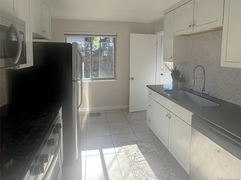 860 Dahlia St — Photo 8
