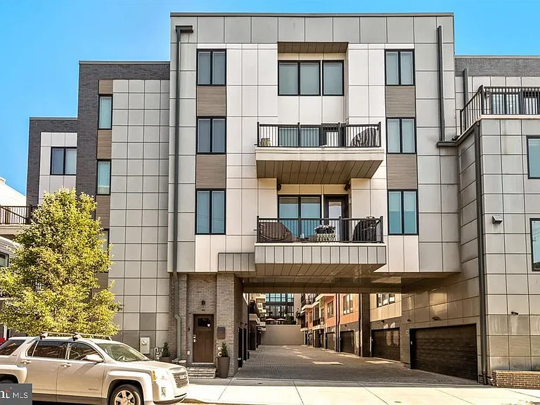 305 Green St — Photo 1
