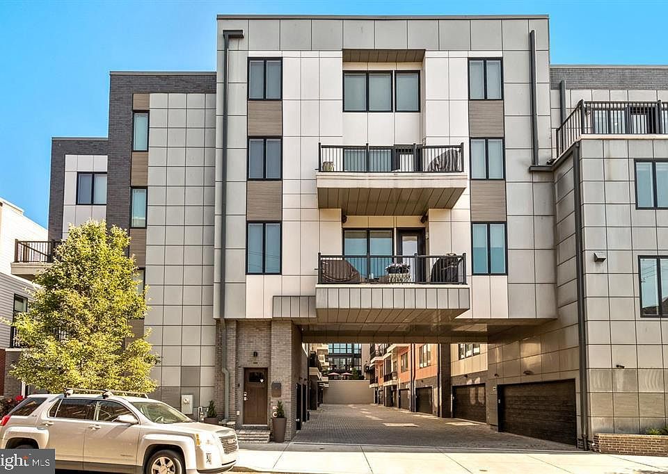 1st image of 305 Green St