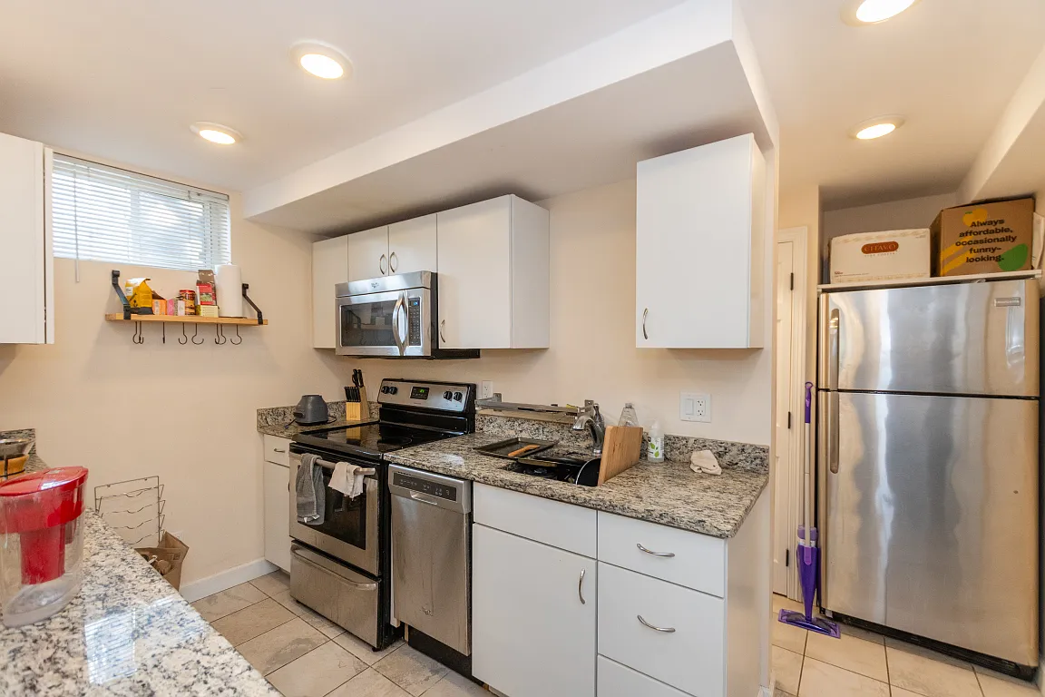 Studio, 200 sqft, $2,100 — Photo 3