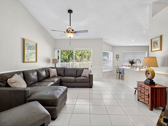 3rd image of 1520 S Club Dr