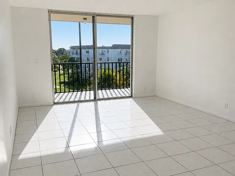 2830 Somerset Dr #N402 — Photo 2