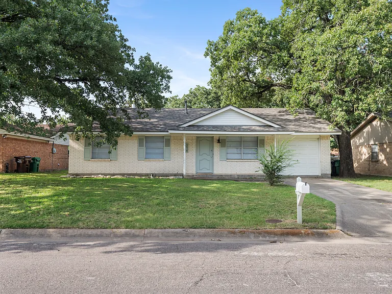 3418 Woodthrush Ln — Photo 1