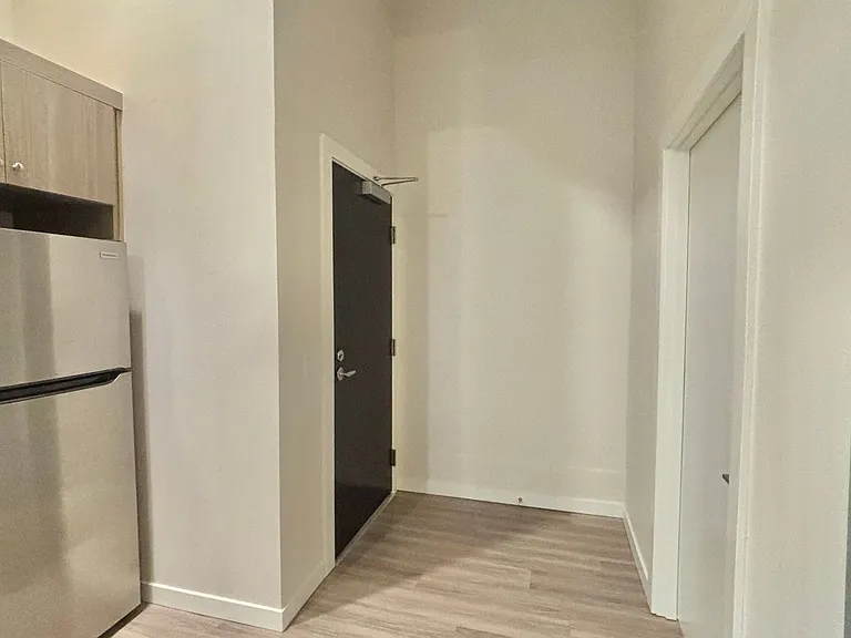 Vibrant Studio Apartment - Belmont St — Photo 20