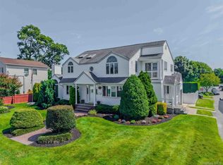 484 Washington Avenue, Lindenhurst, NY 11757
