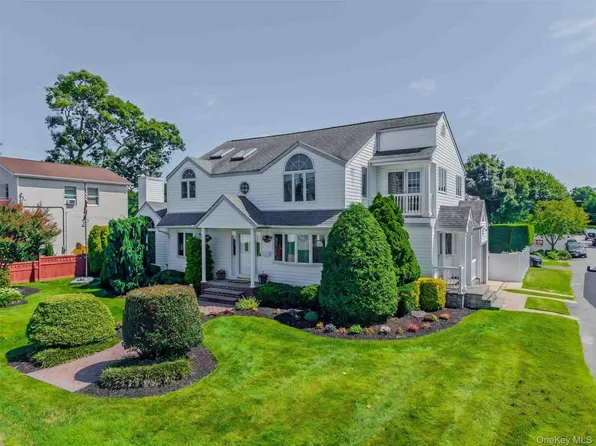 484 Washington Avenue, Lindenhurst, NY 11757
