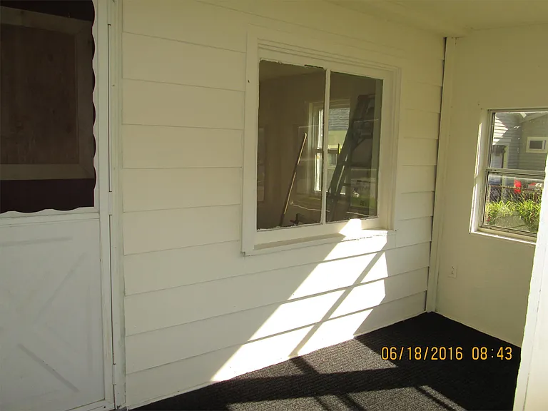 209 Park Dr — Photo 2
