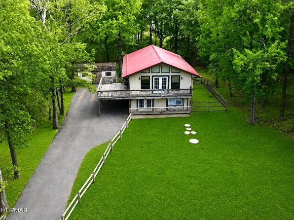 401 Clearview Dr, Long Pond, PA 18334