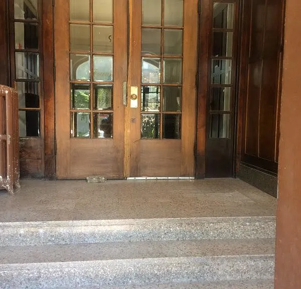 2528 N Maryland Ave — Photo 2