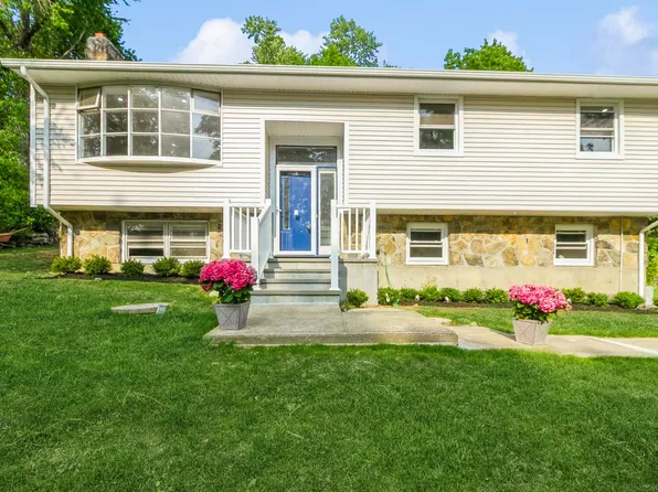 8 Laurel Drive, Brookfield, CT 06804