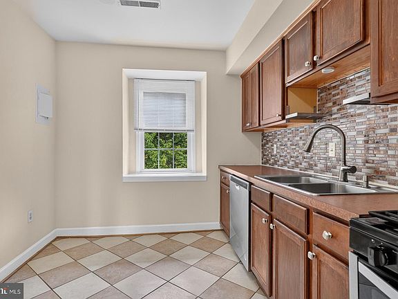 5th image of 786 Quince Orchard Blvd #20