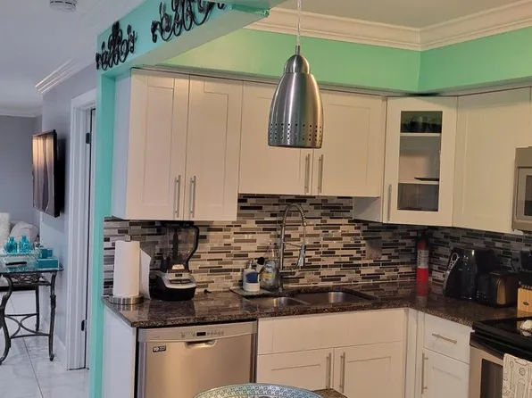 913 Sandtree Dr, Palm Beach Gardens, FL 33403