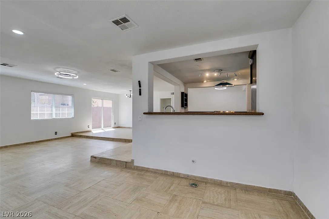 4 bed, 2.0 bath, 1798 sqft, $2,300 — Photo 4