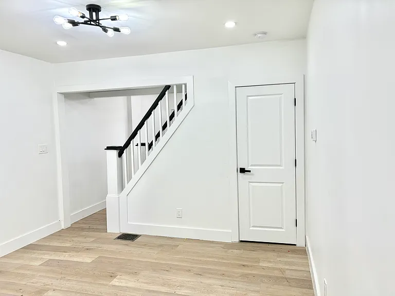 181 Washington St — Photo 3