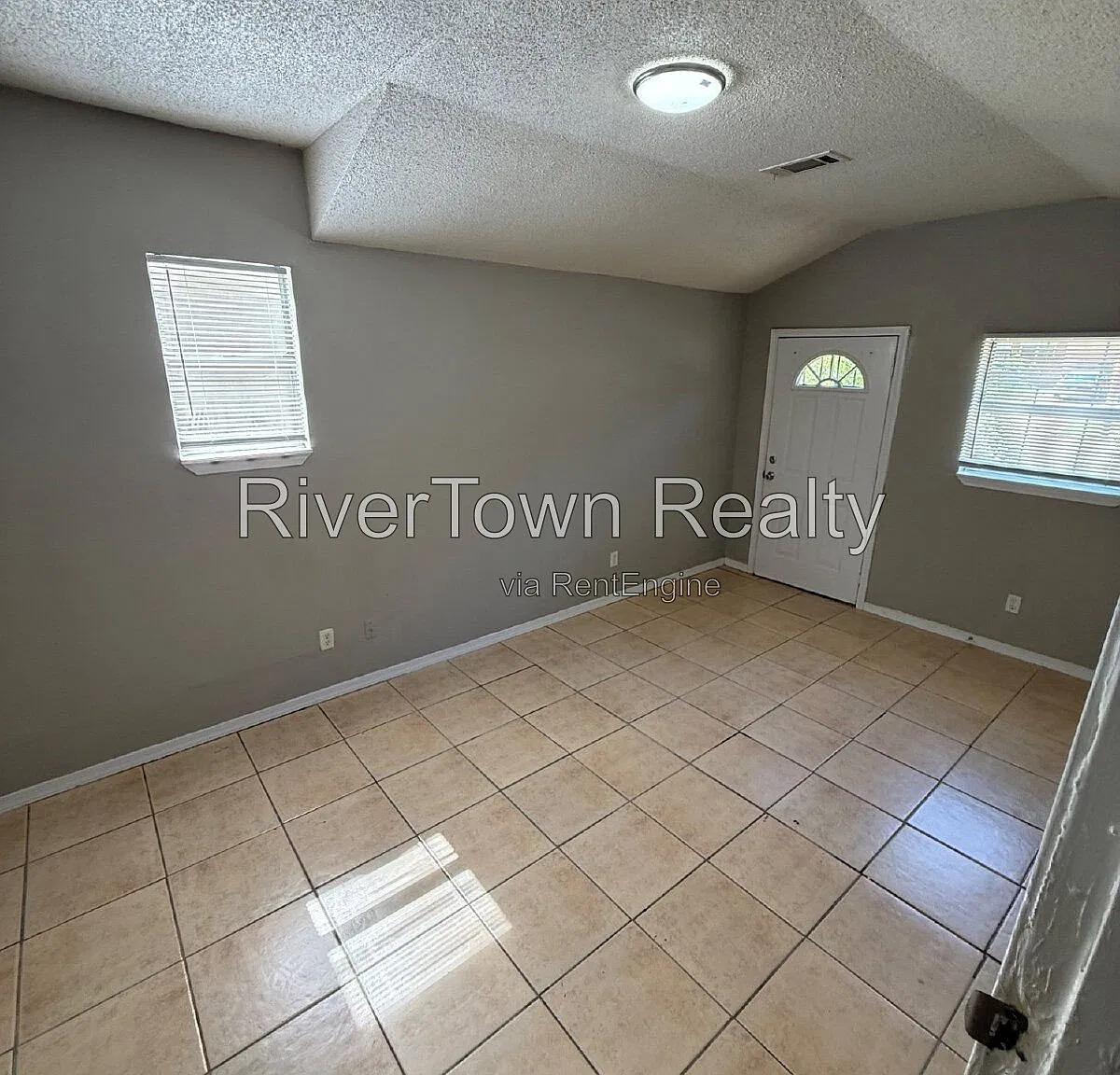 3 bed, 1.0 bath, 1205 sqft, $1,095 — Photo 4