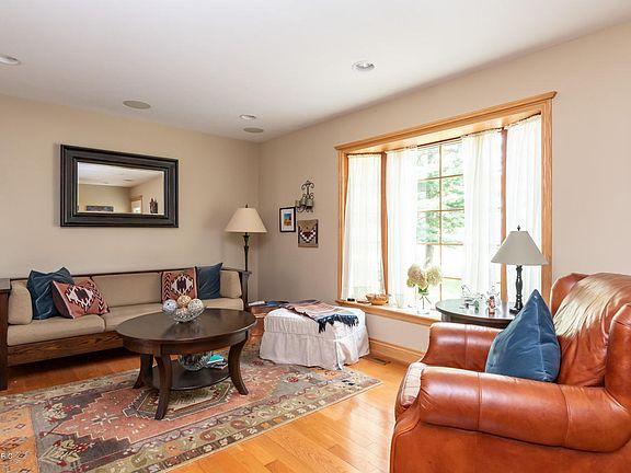 5th image of 22189 Salisbury Dr