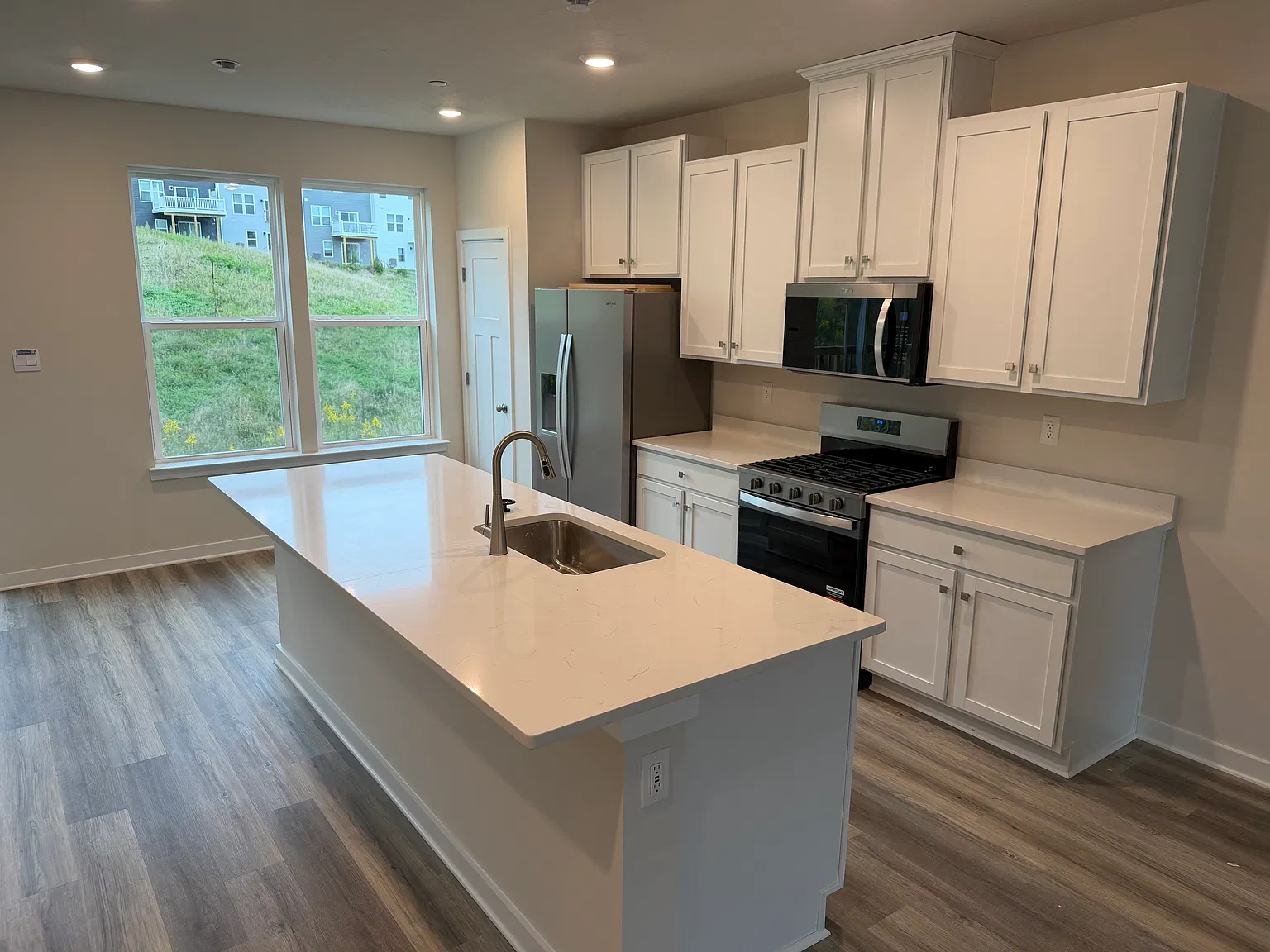 3 bed, 2208 sqft, $2,700 — Photo 3