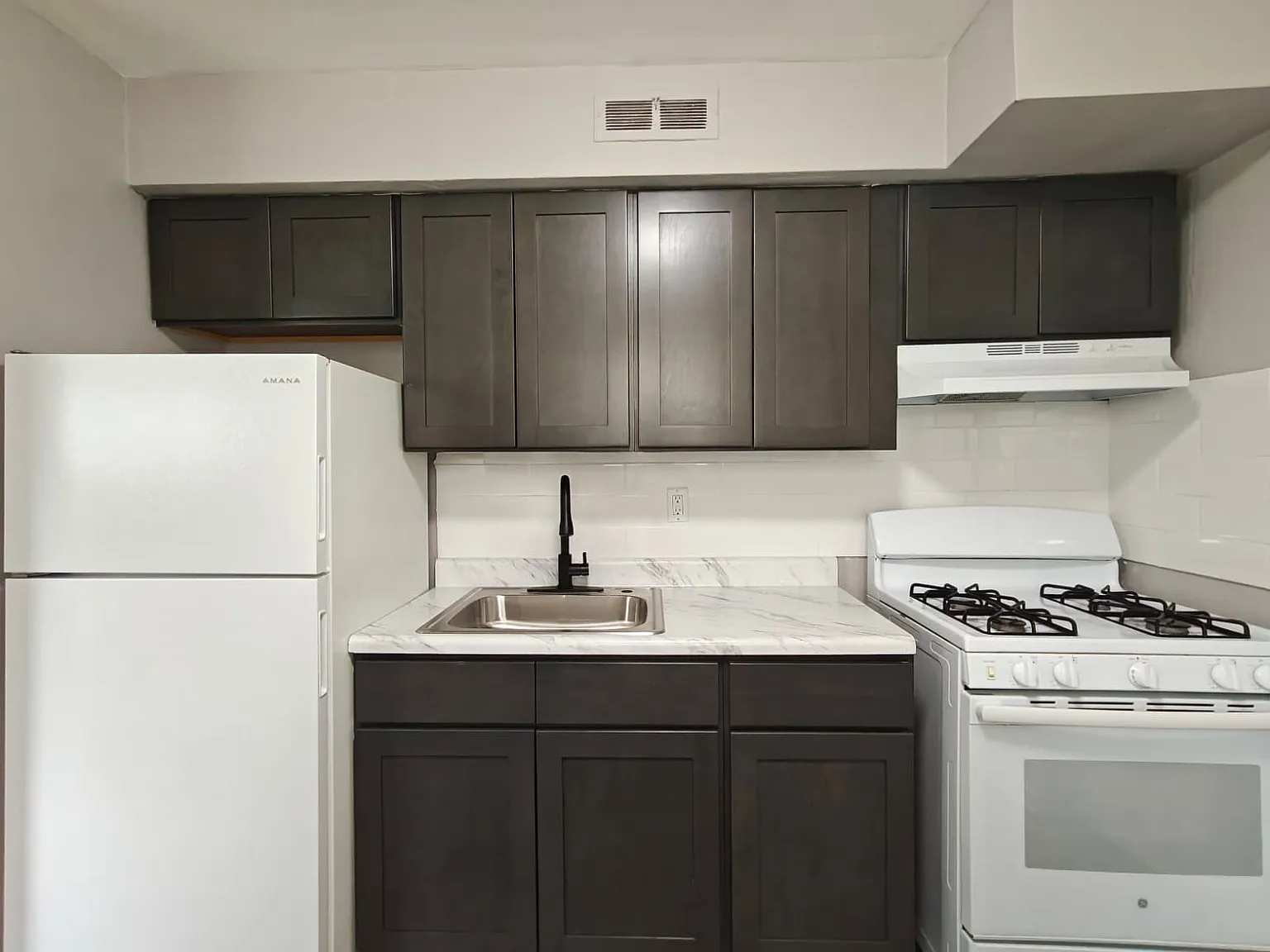Beautiful Apartment Available Now! — Photo 2