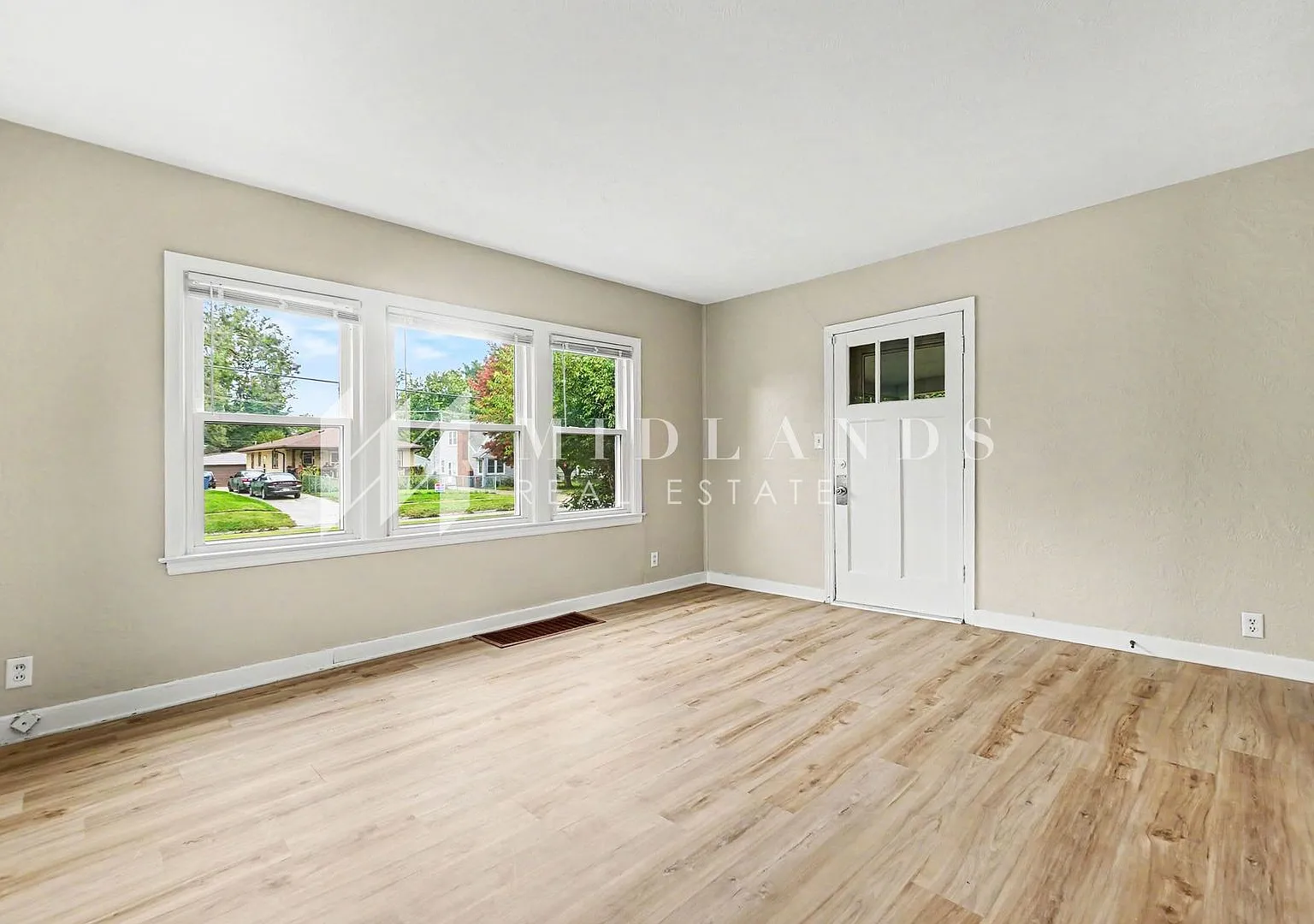 Adorable 2 Bedroom Home — Photo 4