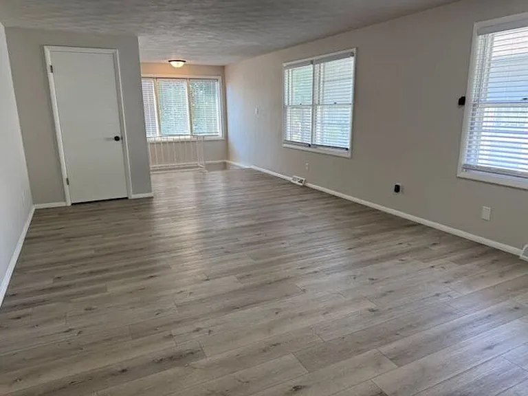 1105 E Samuel Ave — Photo 8