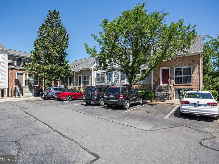 144 N Bedford St #B — Photo 31