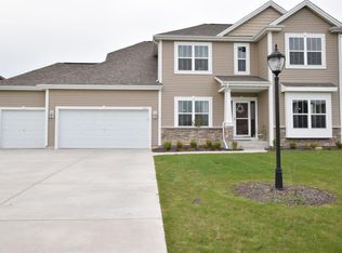 9027 S Cordgrass Cir, Franklin, WI 53132